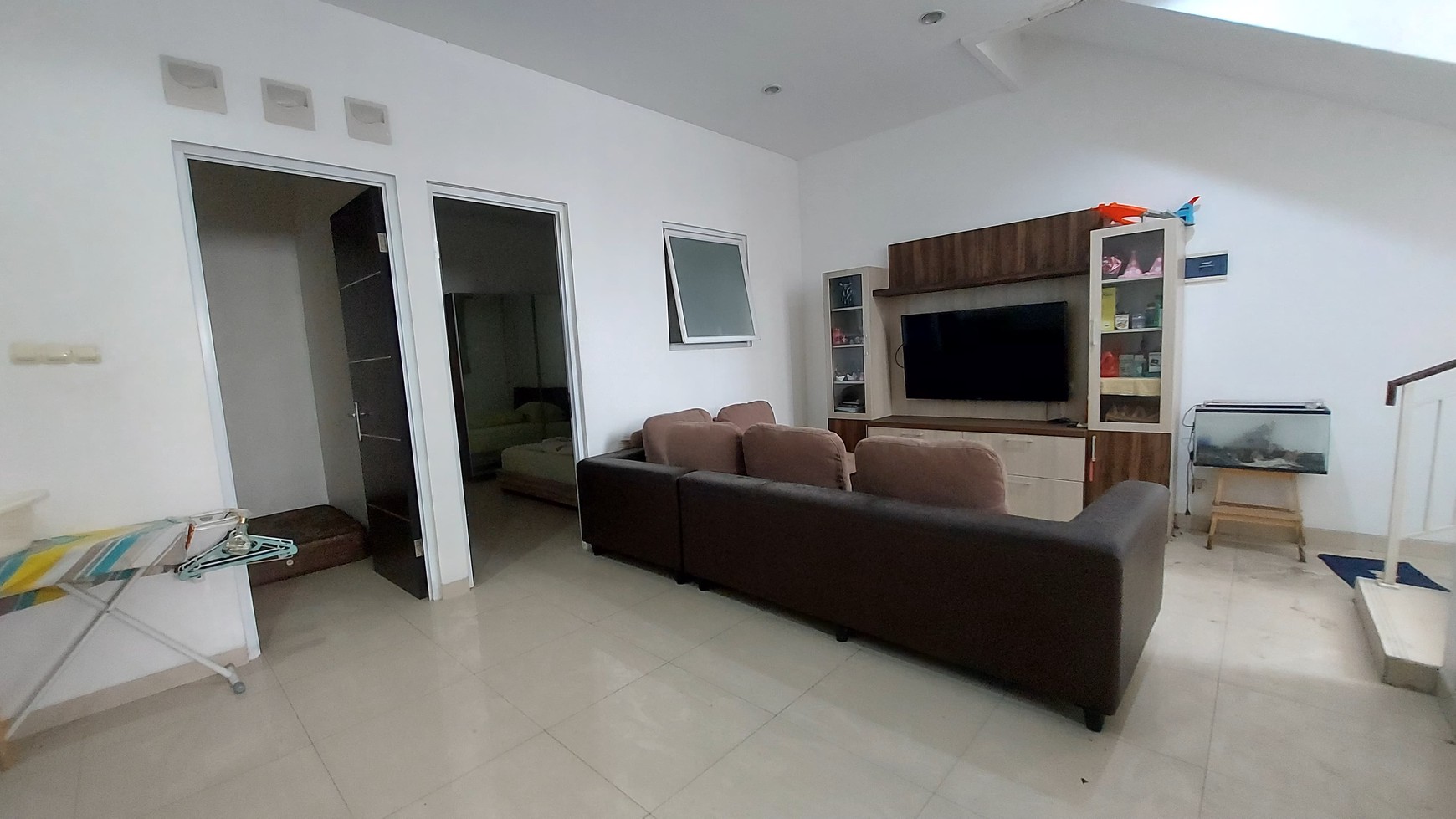 Dijual Cepat Rumah 3 Lantai Semi Furnished di Komplek Mega Cinere