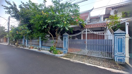 Dijual Rumah Nyaman dan Asri dengan tanah luas di Lebak Bulus.