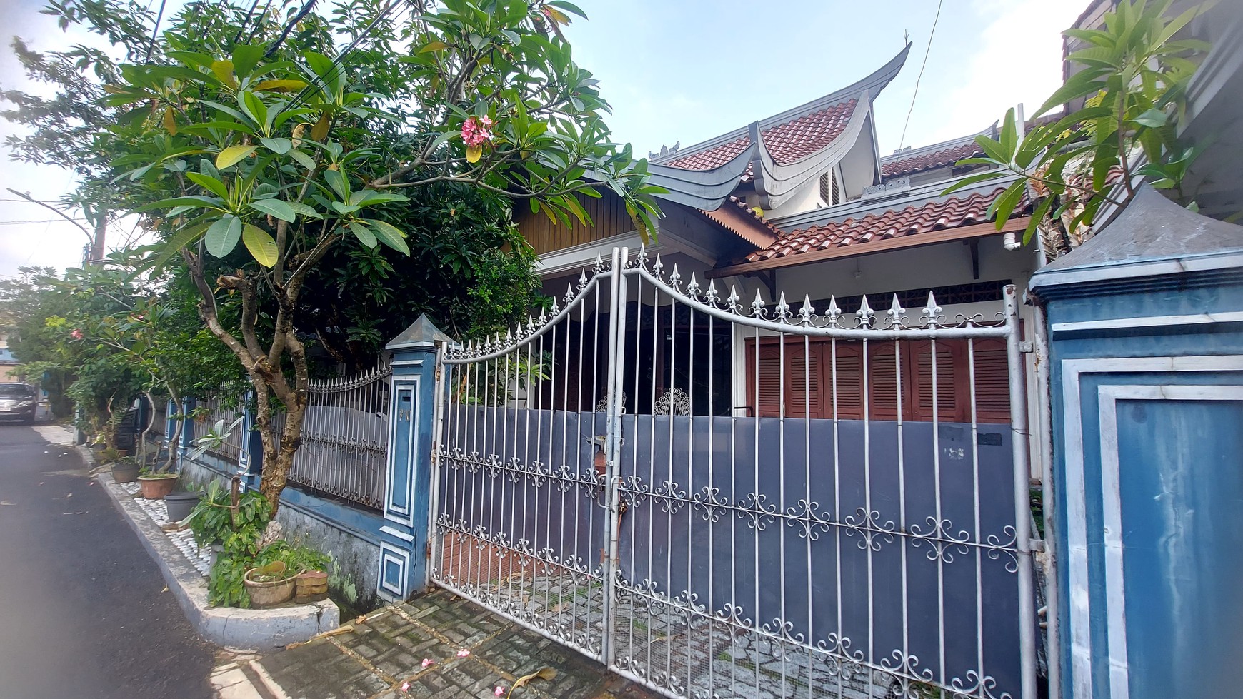 Dijual Rumah Nyaman dan Asri dengan tanah luas di Lebak Bulus.