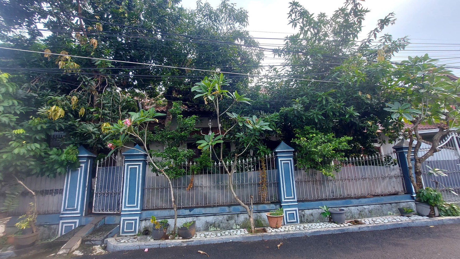 Dijual Rumah Nyaman dan Asri dengan tanah luas di Lebak Bulus.