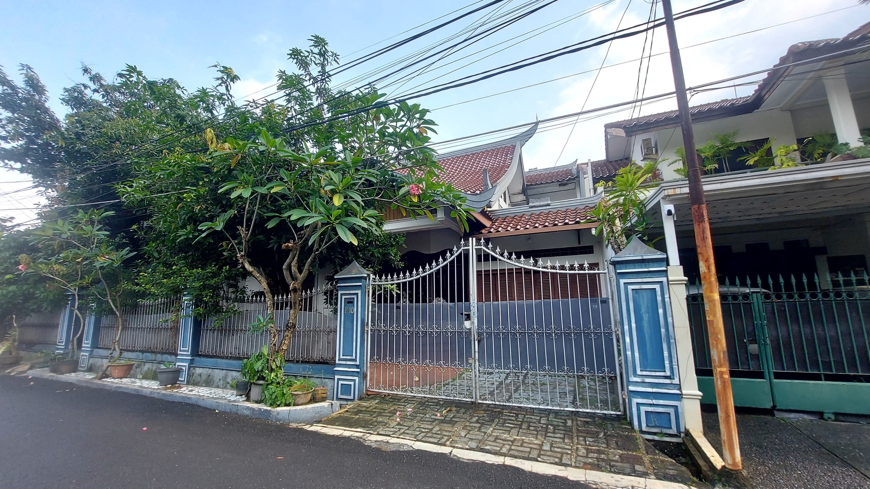 Dijual Rumah Nyaman dan Asri dengan tanah luas di Lebak Bulus.