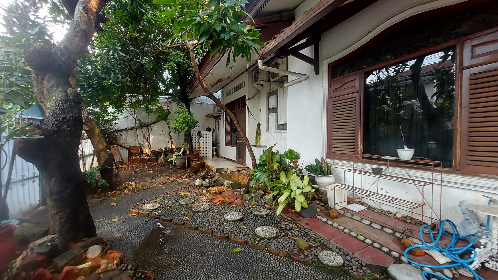 Dijual Rumah Nyaman dan Asri dengan tanah luas di Lebak Bulus.