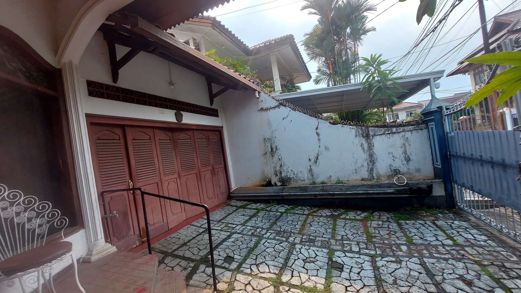 Dijual Rumah Nyaman dan Asri dengan tanah luas di Lebak Bulus.