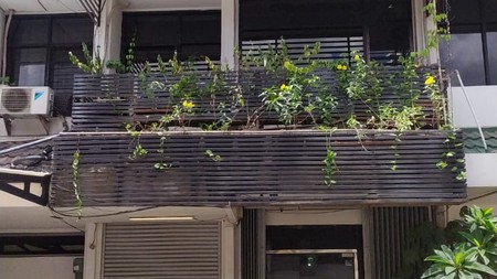 Dijual  Ruko di taman kebon jeruk,bagus untuk bisnis