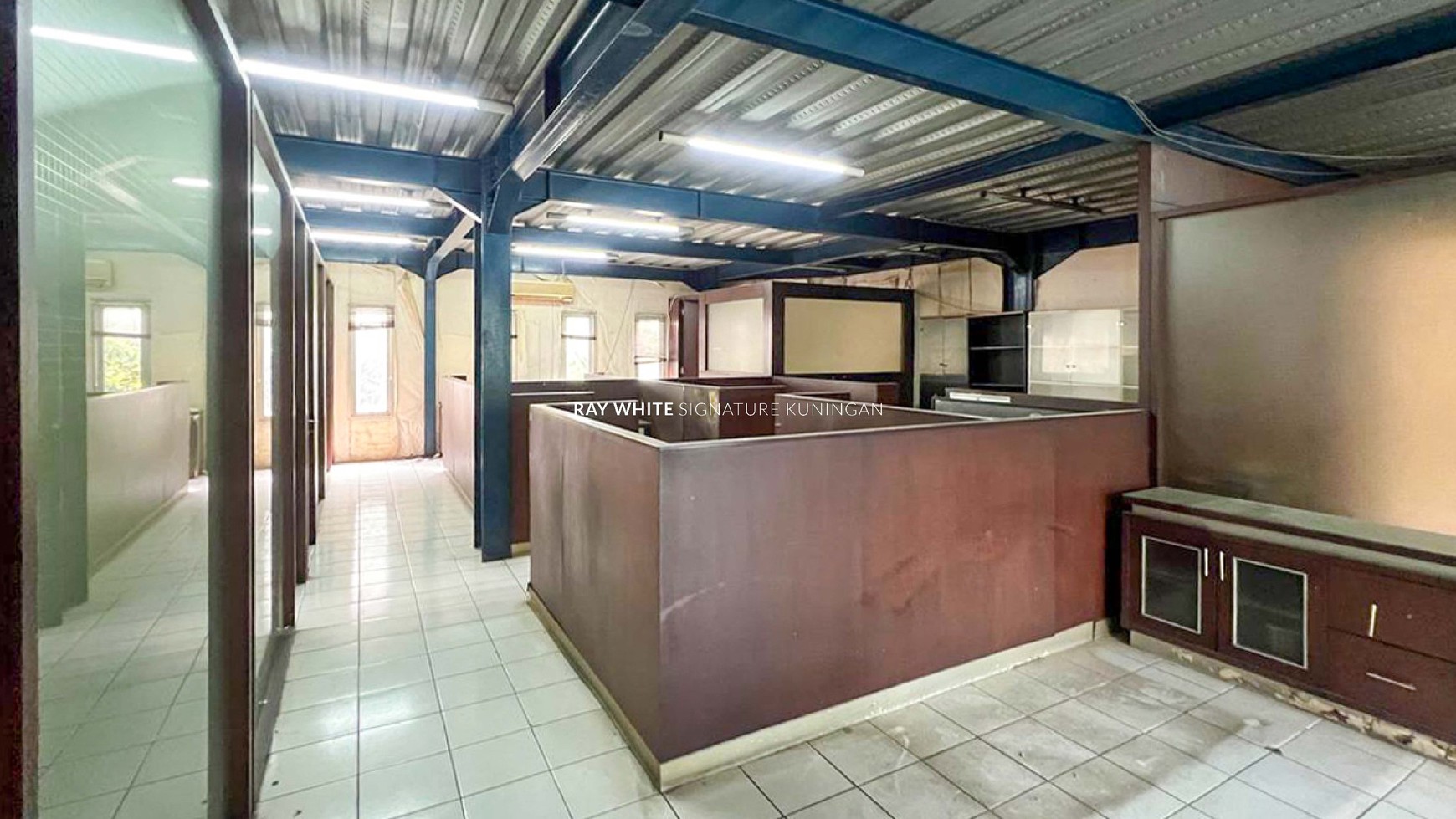 Kantor 3 Lantai Zona Komersial di Jl Ubud Mega Kuningan Jakarta Selatan