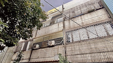 Disewakan Ruko 3,5 Lantai Lokasi Strategis, Terletak di persimpangan Jembatan dua