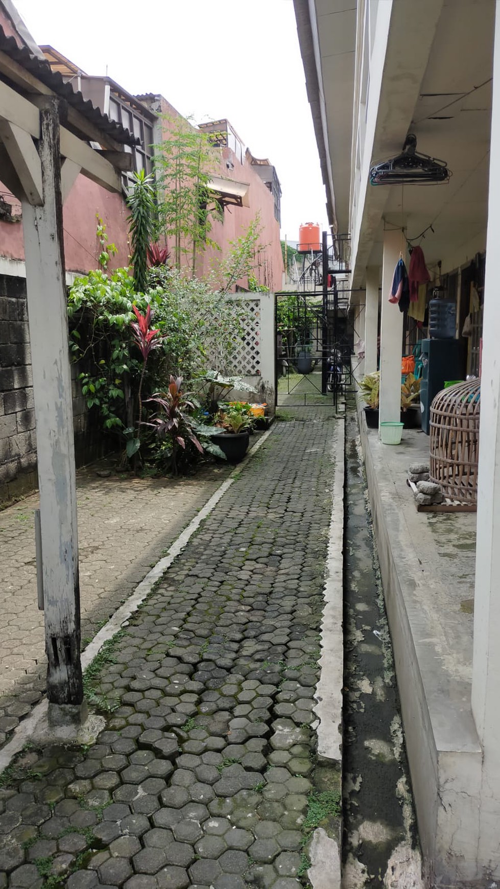 Kost- Kostan dengan 50 Kamar Tidur di Pondok Aren.