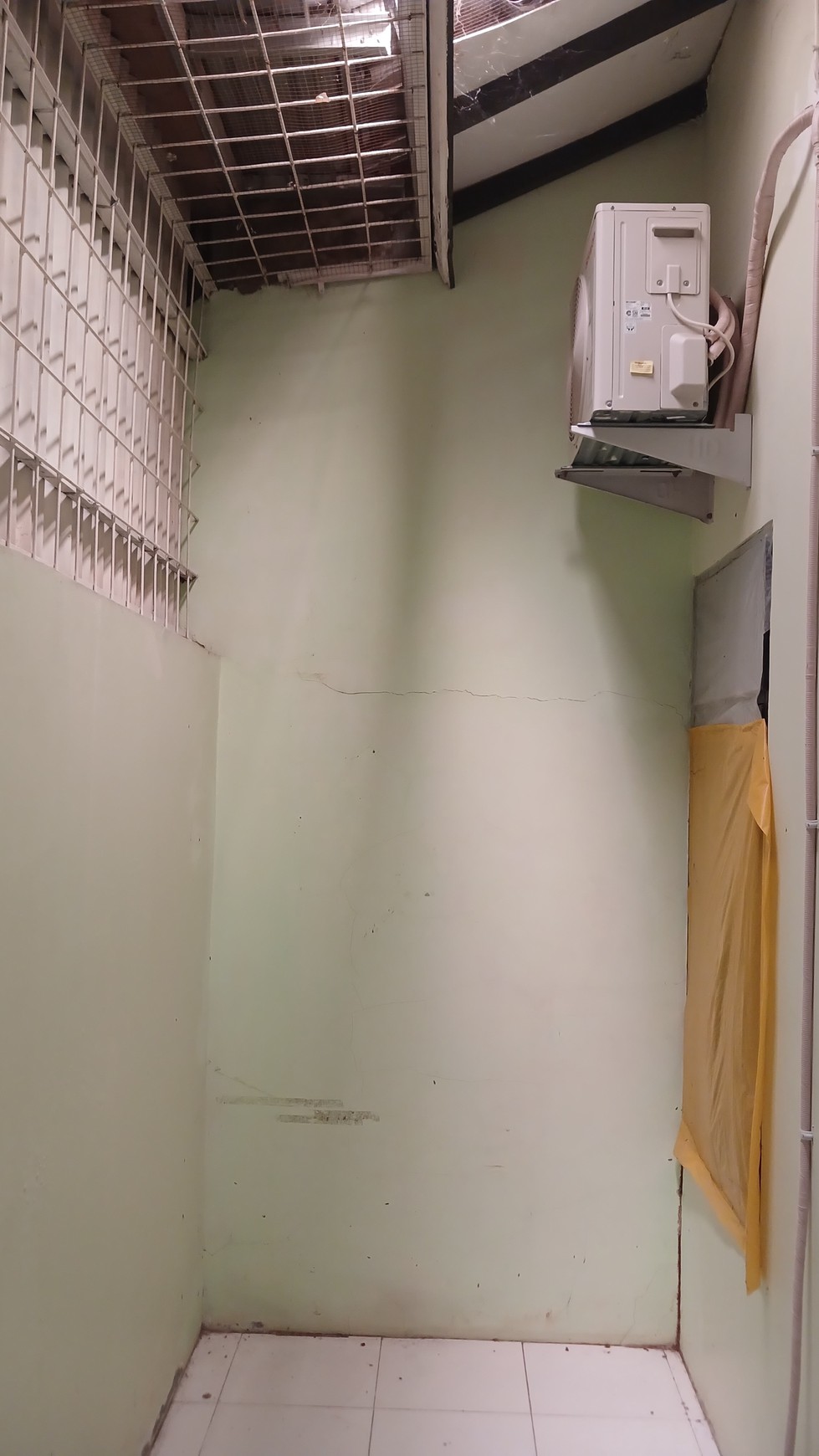 Rumah Lama siap huni dalam komplek yang asri dan nyaman Petukangan Pesanggrahan.