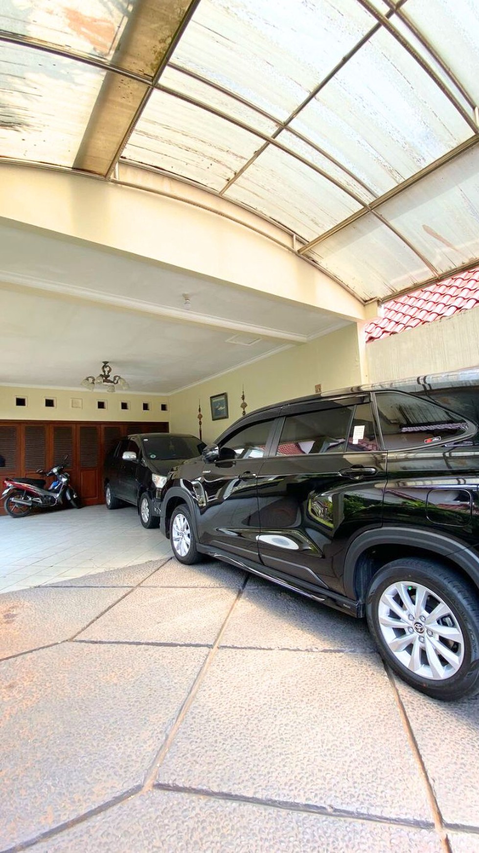Rumah Megah Parkir Luas di Cimanggis Bebas Banjir, Dekat Akses Tol