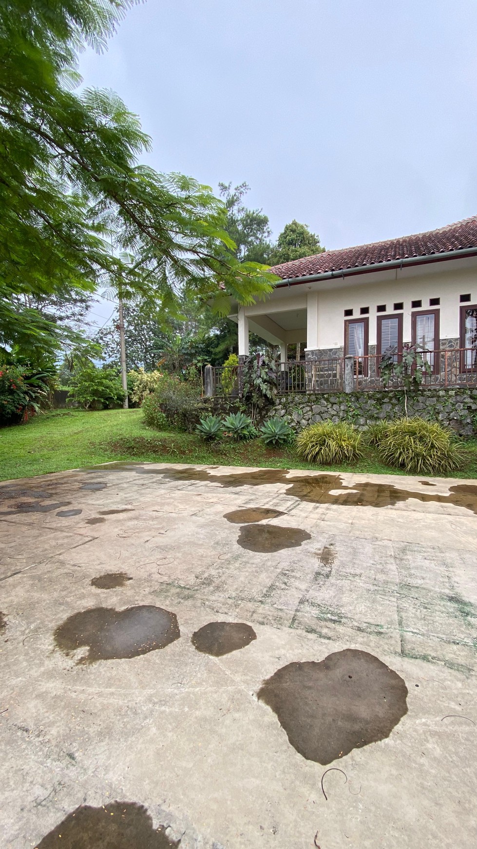 Villa Asri Sejuk Ada Kolam Renang di Cipanas - Dekat Wisata Alam & Istana Presiden