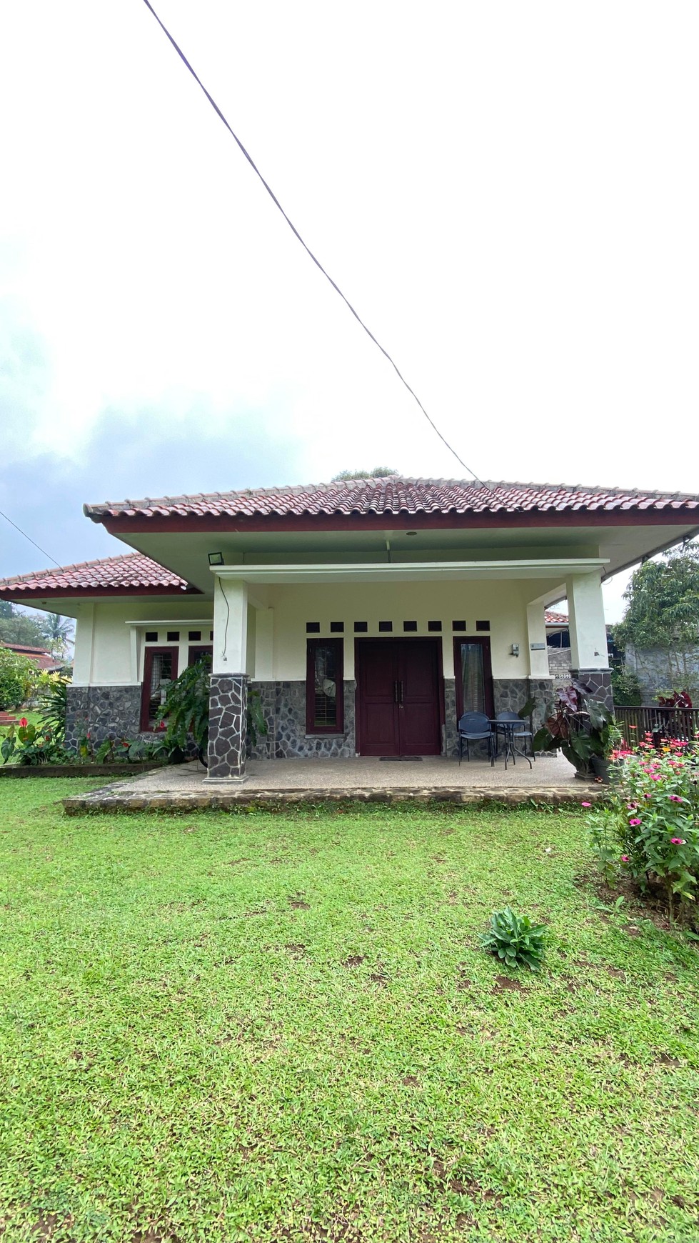 Villa Asri Sejuk Ada Kolam Renang di Cipanas - Dekat Wisata Alam & Istana Presiden