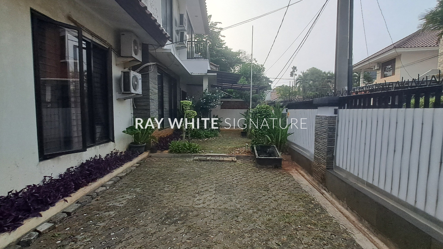 Dijual Rumah Bagus 2 Kavling jadi 1 Layak Huni 1 Gate Sistem di Cinere