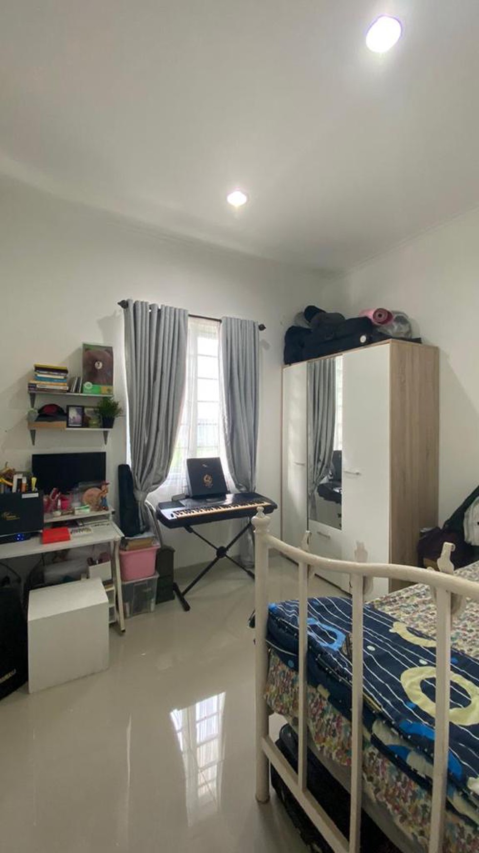 Rumah bagus, nyaman dan siap huni bebas banjir dekat sektor 5 Bintaro Jaya. 