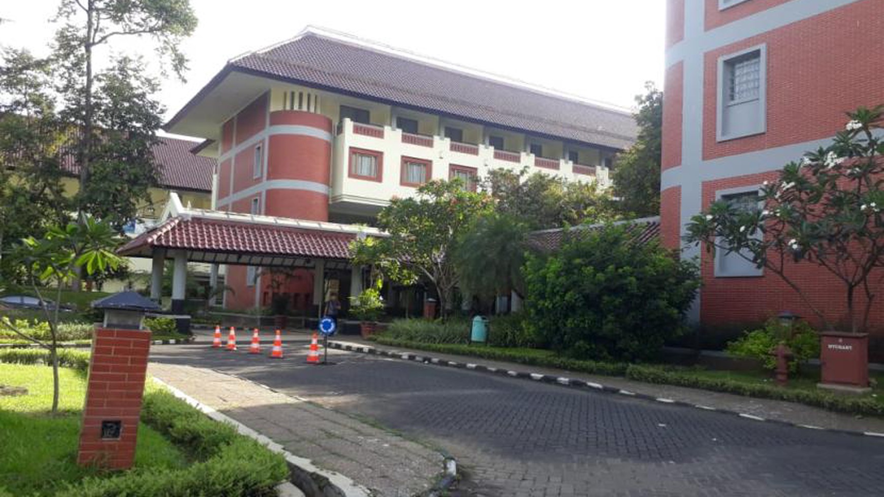 Hotel dengan Tanah Super Luas di jantung kota Depok