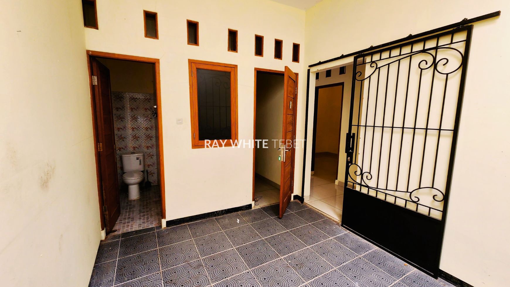 Rumah Bagus 2 Lantai di Tebet Barat Lokasi Sangat Strategis