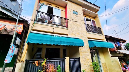 Rumah 3 Lantai Dekat Area Komersil Jatinegara, Jakarta Timur