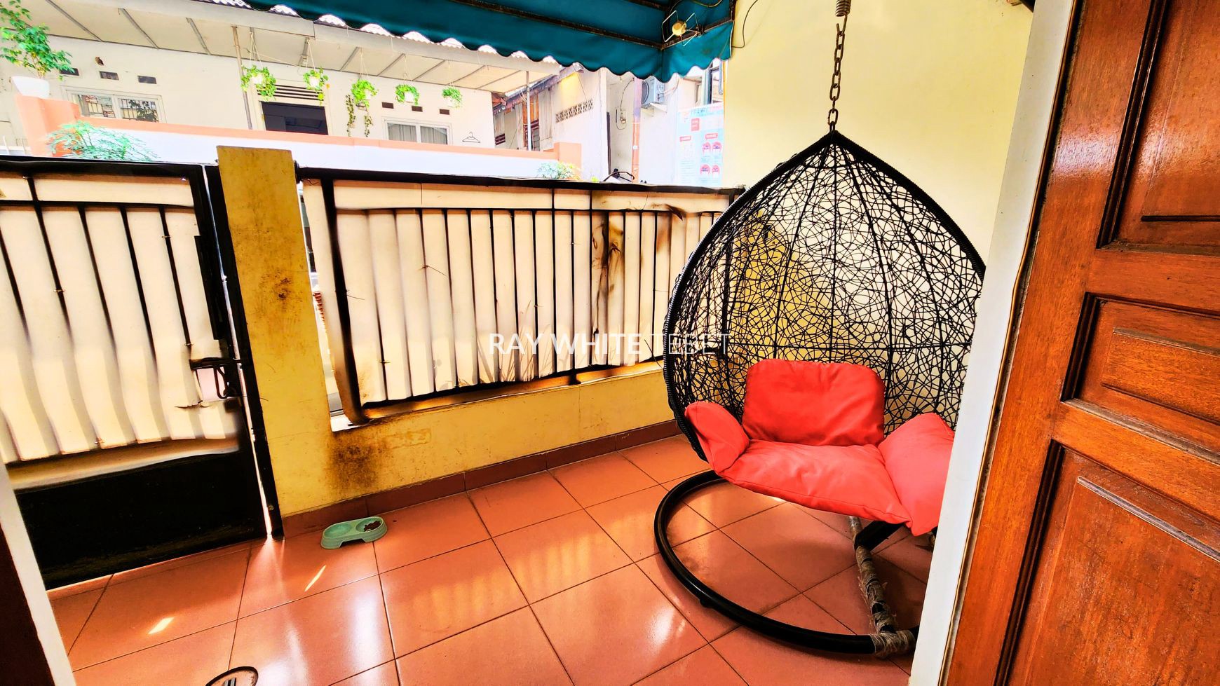 Rumah 3 Lantai Dekat Area Komersil Jatinegara, Jakarta Timur