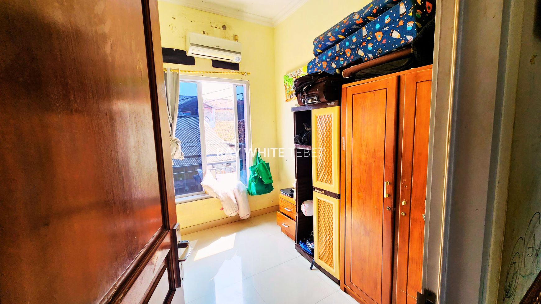 Rumah 3 Lantai Dekat Area Komersil Jatinegara, Jakarta Timur