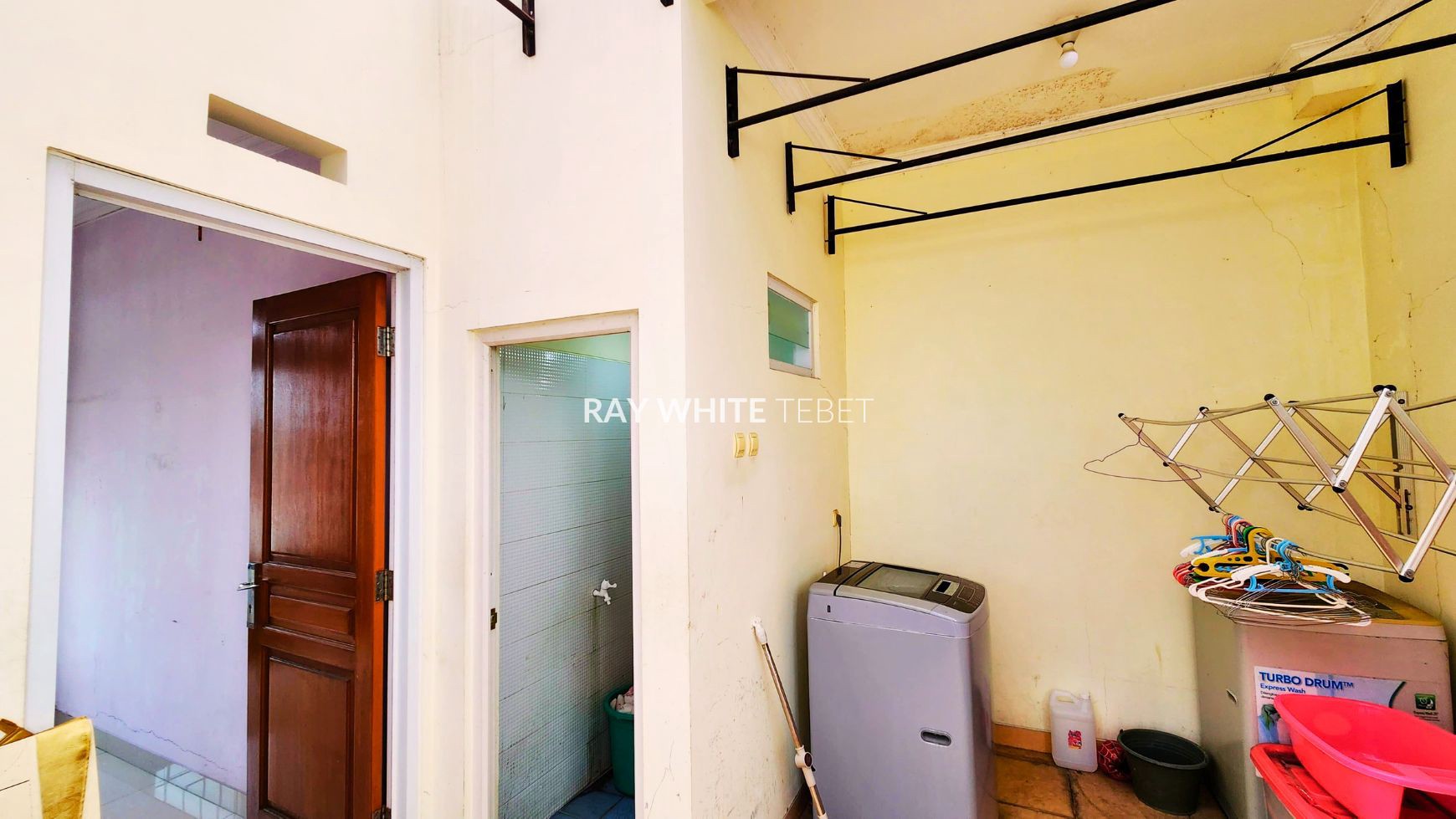 Rumah 3 Lantai Dekat Area Komersil Jatinegara, Jakarta Timur