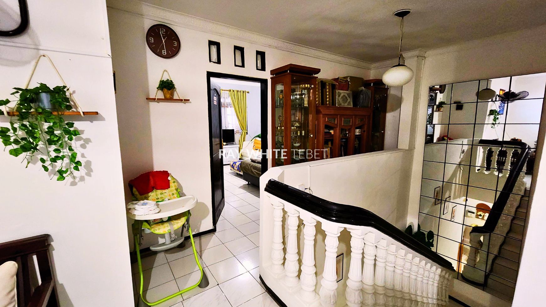Rumah Tingkat dengan Interior Nyaman di Pengadegan Barat Jaksel