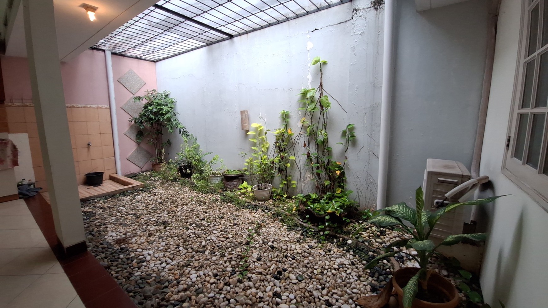Rumah Minimalis di Bekasi Taman Depan & Belakang Siap Huni