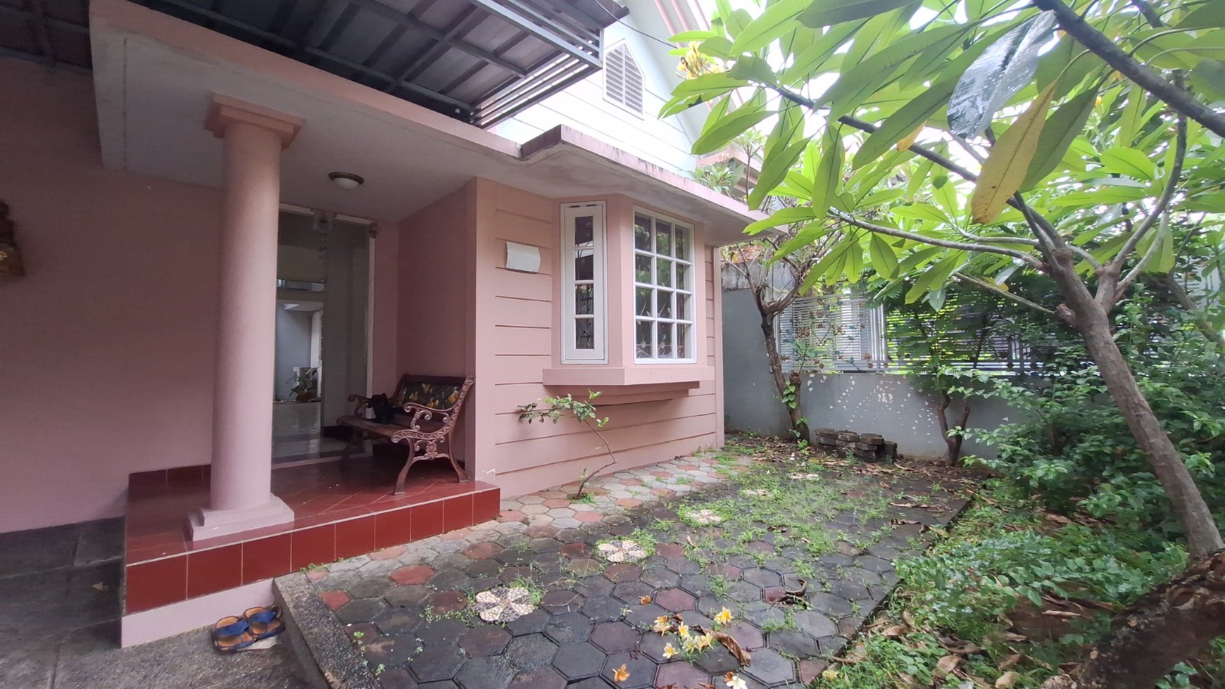 Rumah Minimalis di Bekasi Taman Depan & Belakang Siap Huni