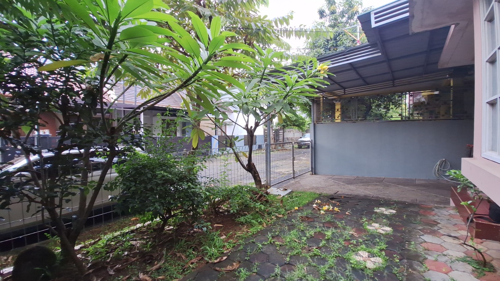 Rumah Minimalis di Bekasi Taman Depan & Belakang Siap Huni
