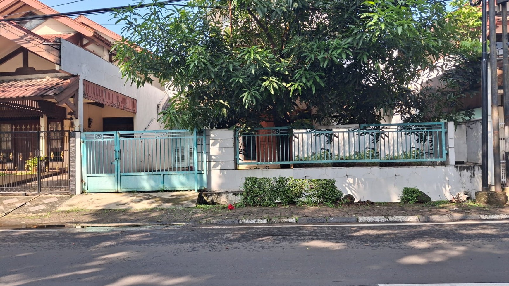Rumah bebas banjir, lokasi strategis pinggir jalan utama di Bintaro