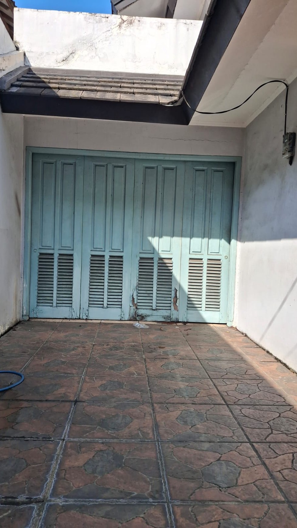 Rumah bebas banjir, lokasi strategis pinggir jalan utama di Bintaro