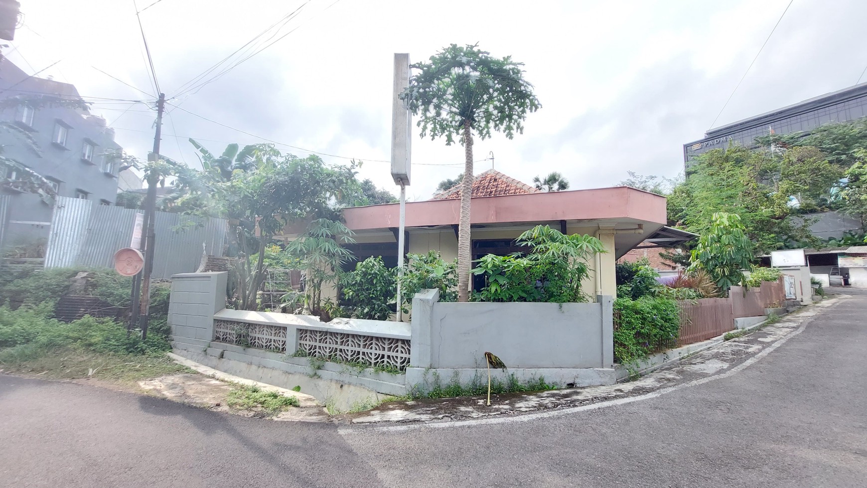 Rumah Asri, halaman luas di Semarang