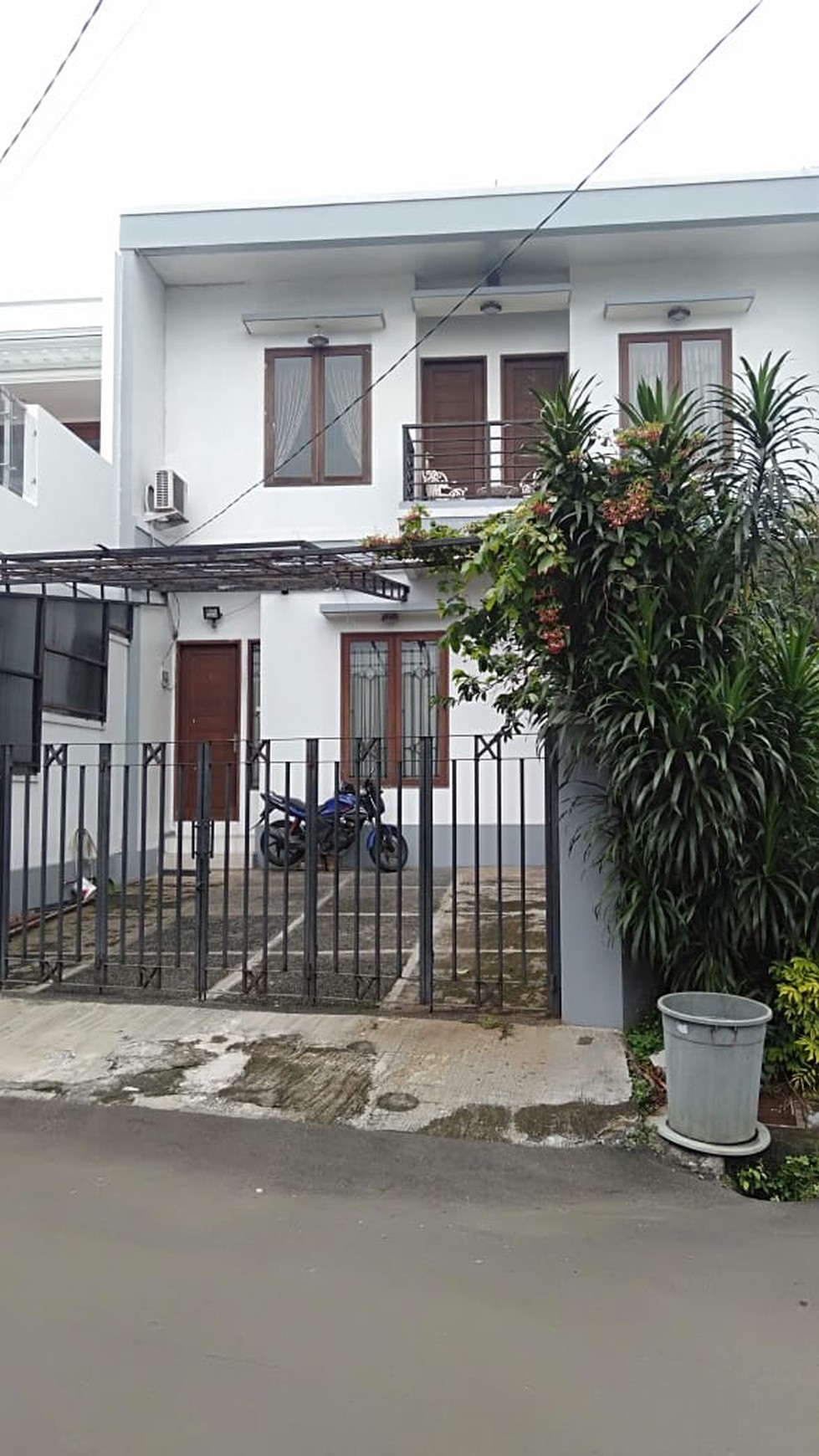 Rumah bagus, 2 lantai, siap huni di Bintaro