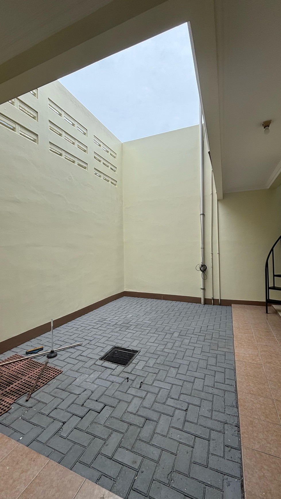Rumah Siap Huni 2 Semi Furnished Lantai di Kota Wisata
