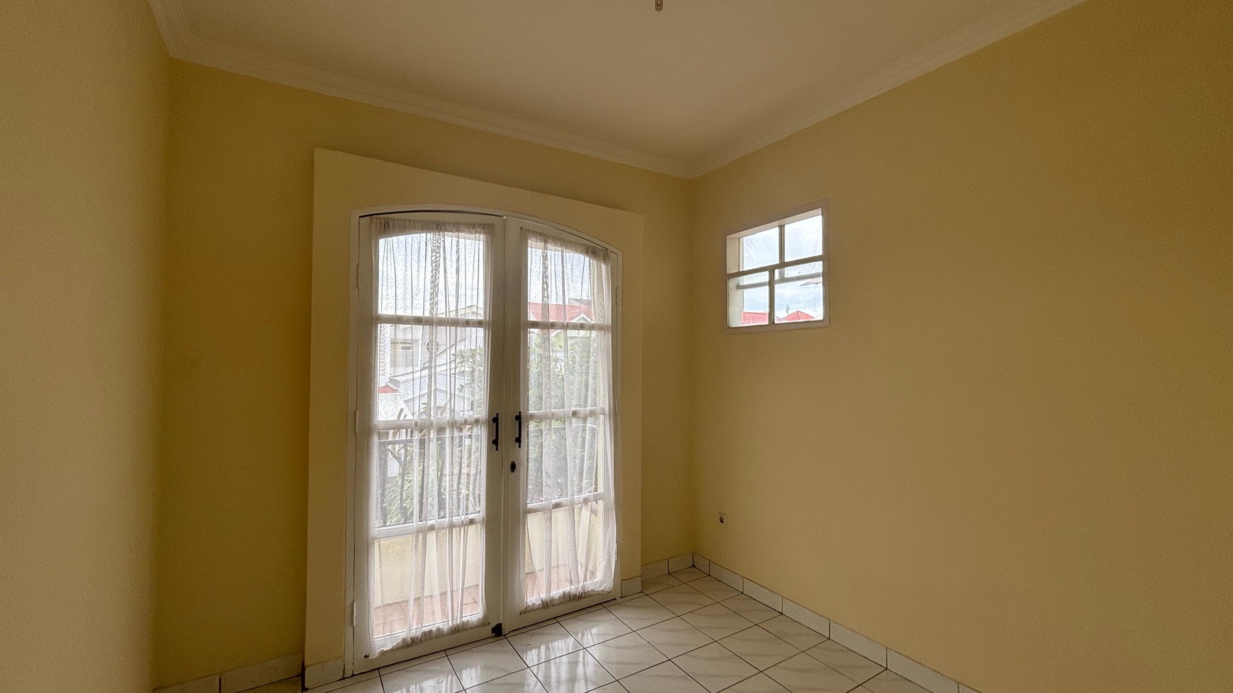 Rumah Siap Huni 2 Semi Furnished Lantai di Kota Wisata