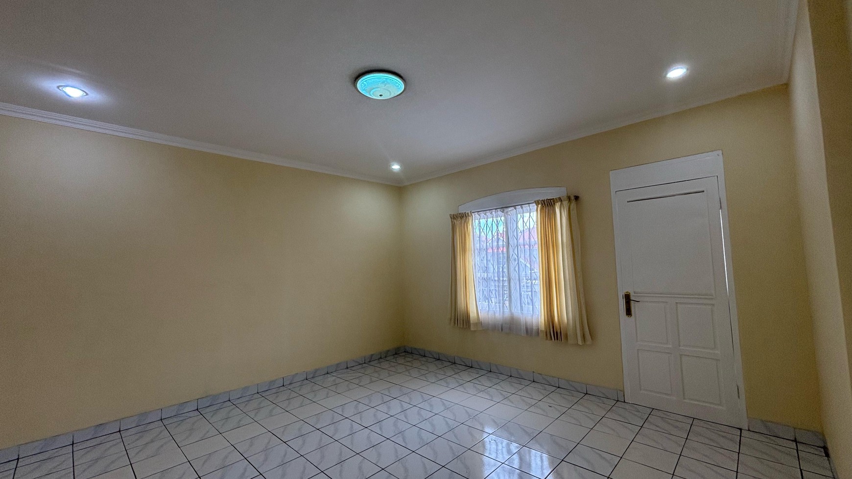 Rumah Siap Huni 2 Semi Furnished Lantai di Kota Wisata