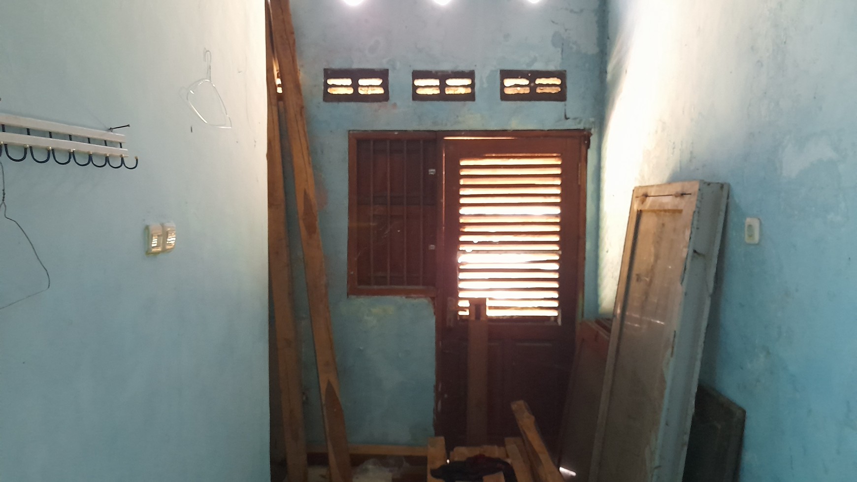 RUMAH BUTUH RENOVASI DI PERUMAHAN TUNGGORONO, JOMBANG