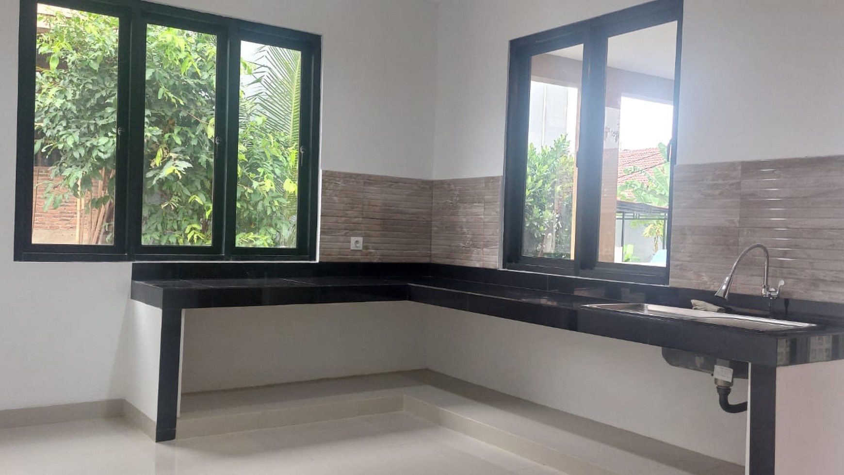 Rumah Hook Brand New di Ciputat