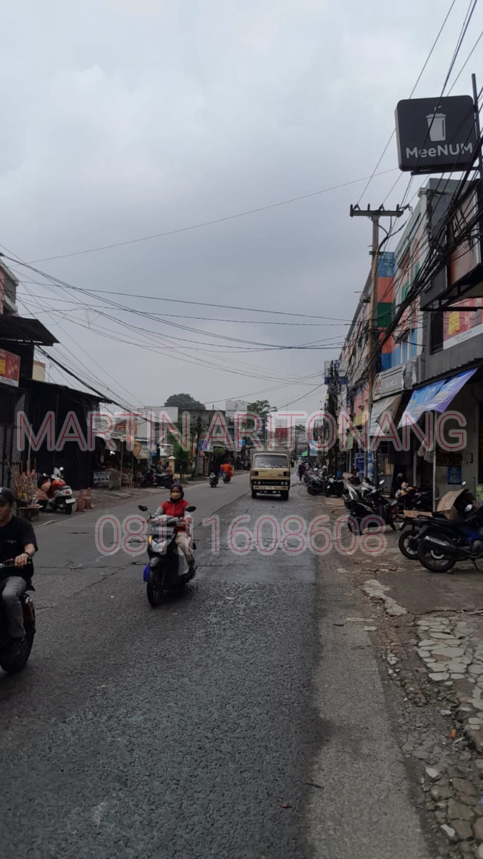 Pertokoan 3 lantai dengan Lift daerah Strategis dan Ramai di Wanaherang Gunung Putri
