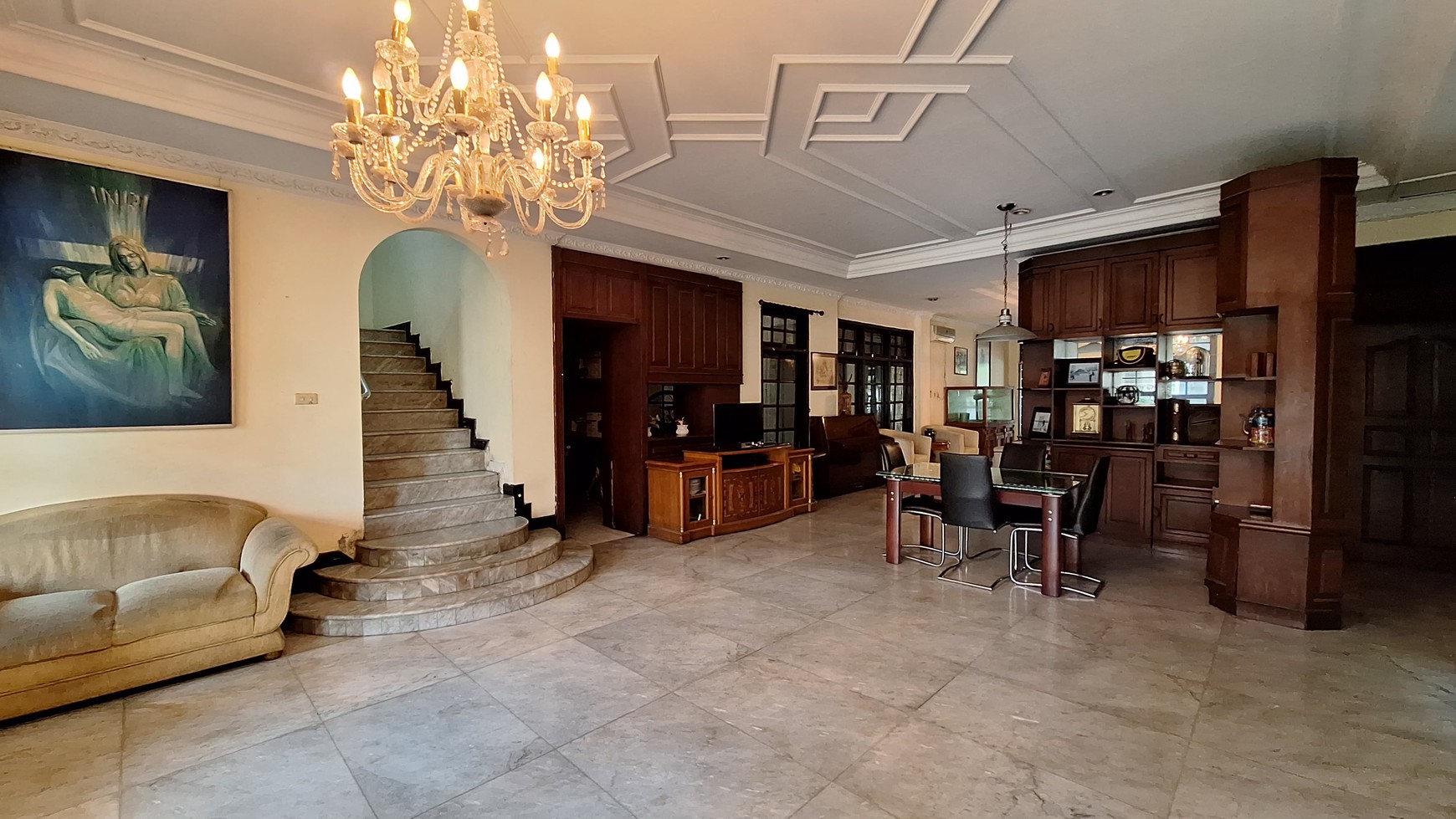 Rumah Klasik 2 Lantai di Menteng Dalam