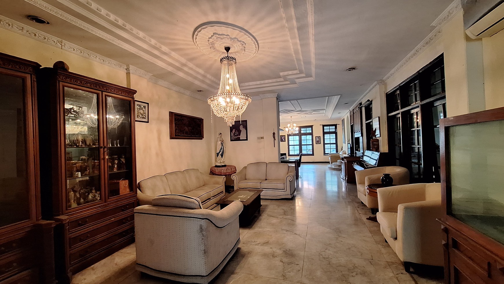 Rumah Klasik 2 Lantai di Menteng Dalam