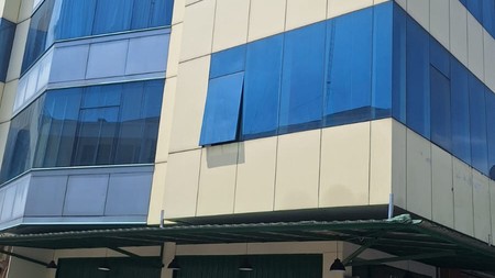 Ruko Hoek lantai 1 & 2 saja ,kondisi baru renov cocok buat Caffe.