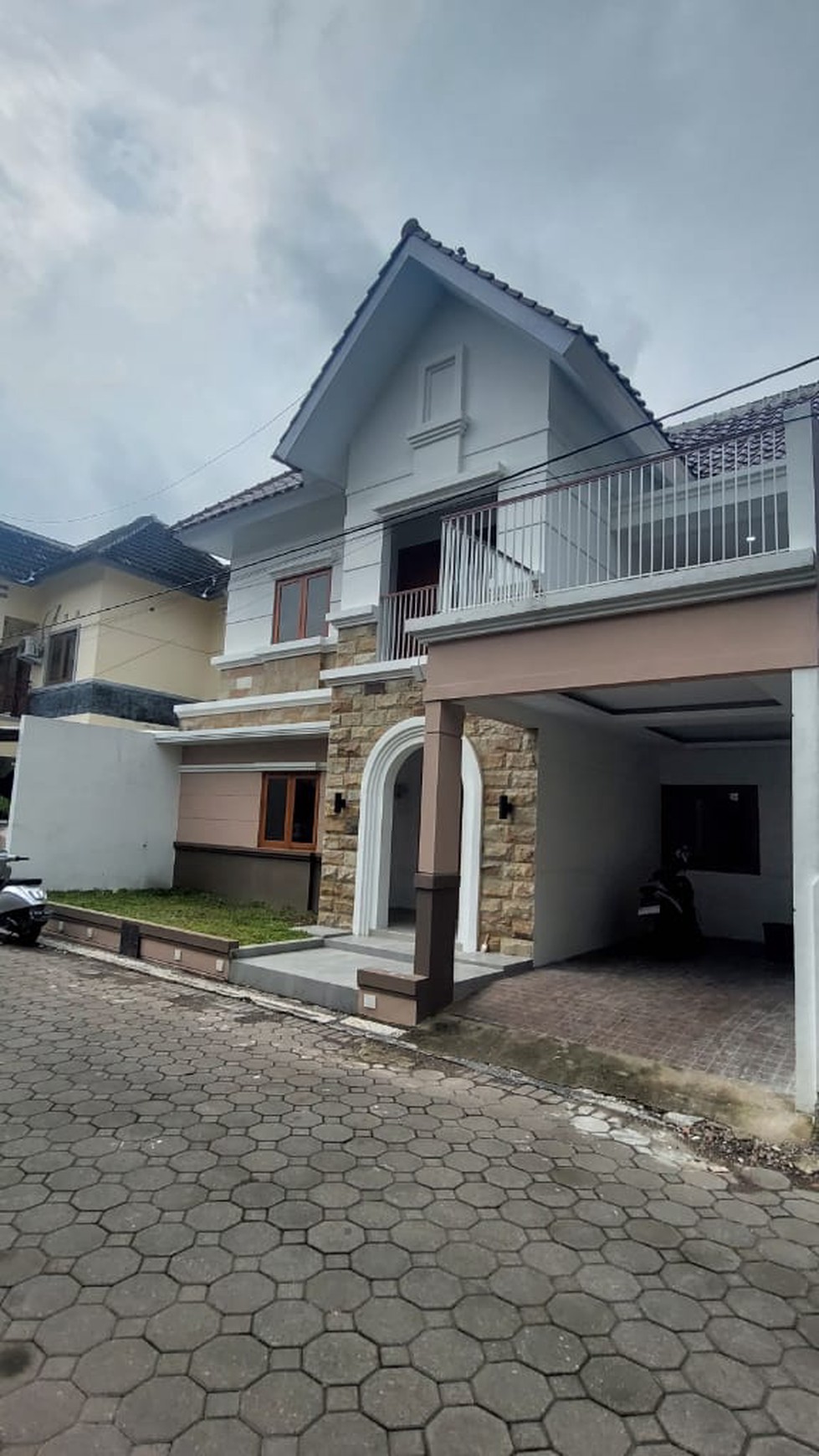 Rumah 2 lantai dalam perumahan di seturan caturtunggaldepok sleman yogyakarta