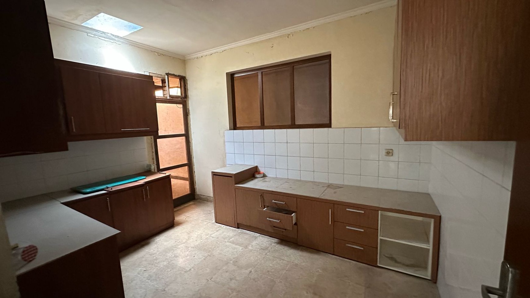 Rumah Lama Hitung Tanah 482m2 di Komplek Perumahan Pangkalan Jati Cinere