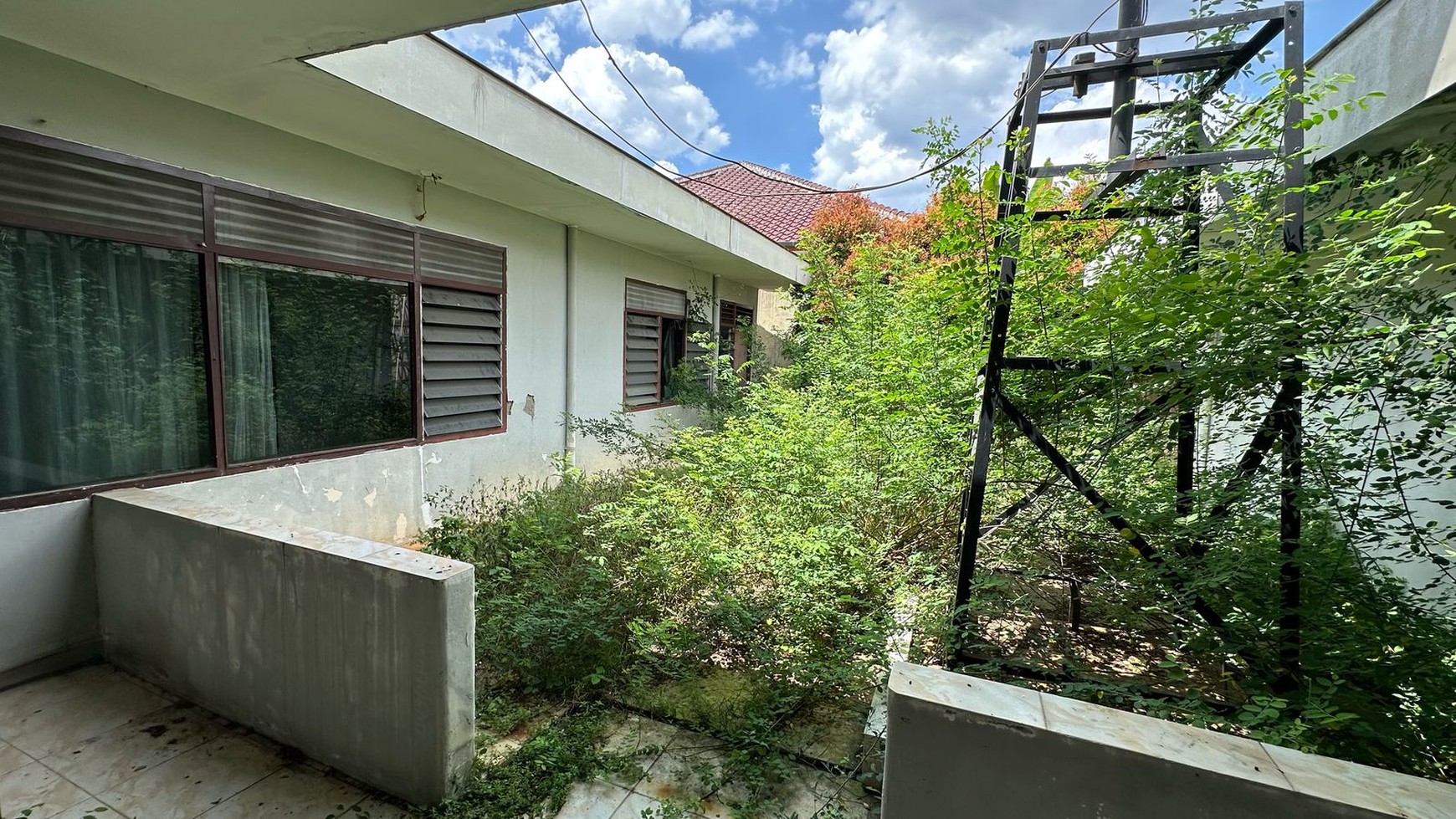 Rumah Lama Hitung Tanah 482m2 di Komplek Perumahan Pangkalan Jati Cinere