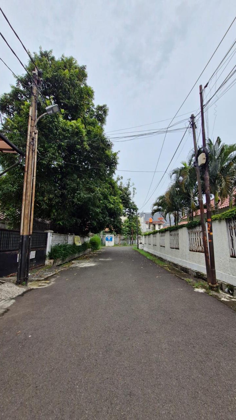 Rumah lama di jual hitung tanah lokasi di  Jl. Bangka Pela Jakarta Selatan