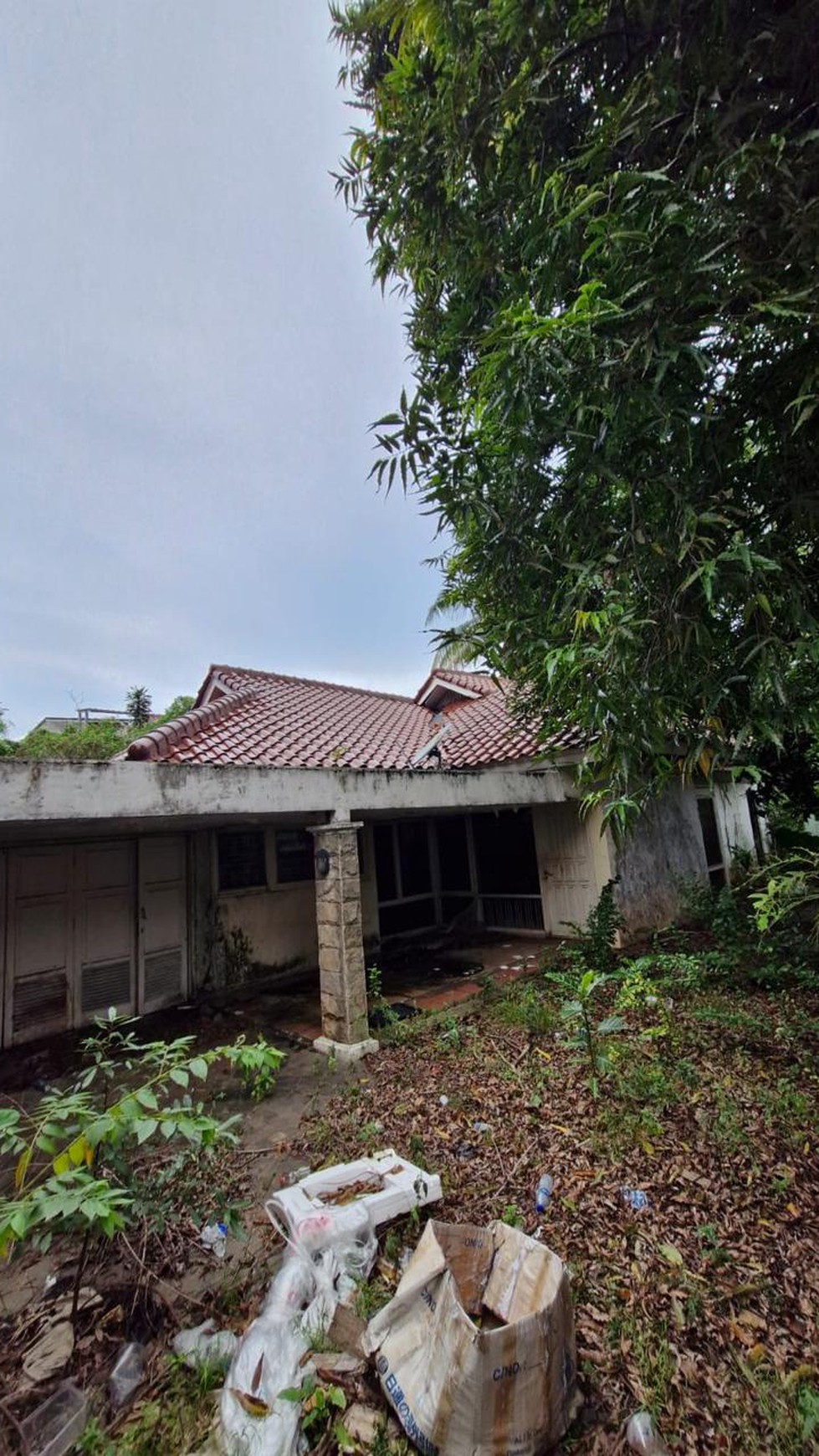 Rumah lama di jual hitung tanah lokasi di  Jl. Bangka Pela Jakarta Selatan