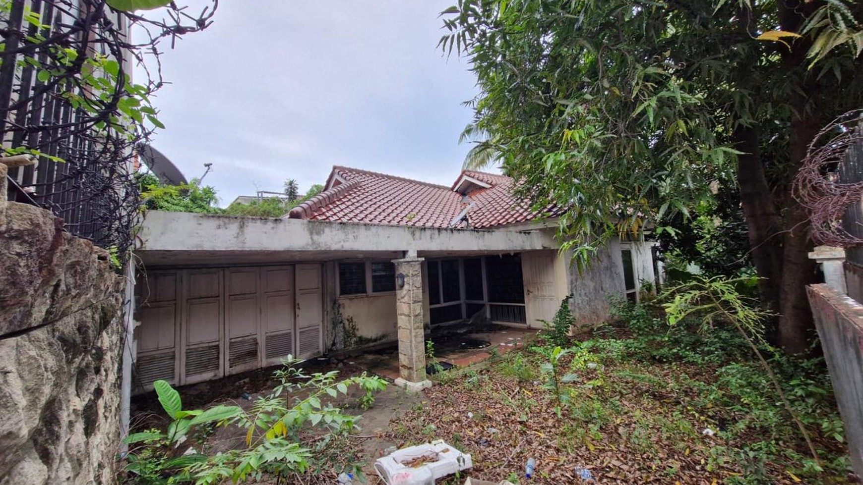 Rumah lama di jual hitung tanah lokasi di  Jl. Bangka Pela Jakarta Selatan