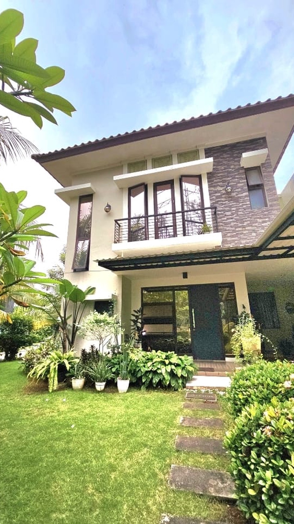Rumah hoek 2 lantai Siap Huni depan Melia Golf Driving Range Legenda Wisata Cibubur
