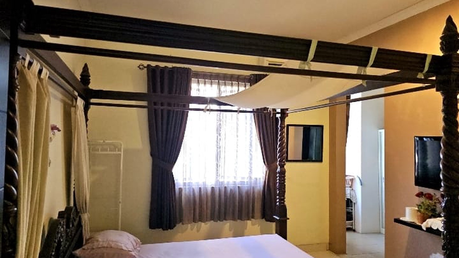 Rumah hoek 2 lantai Siap Huni depan Melia Golf Driving Range Legenda Wisata Cibubur