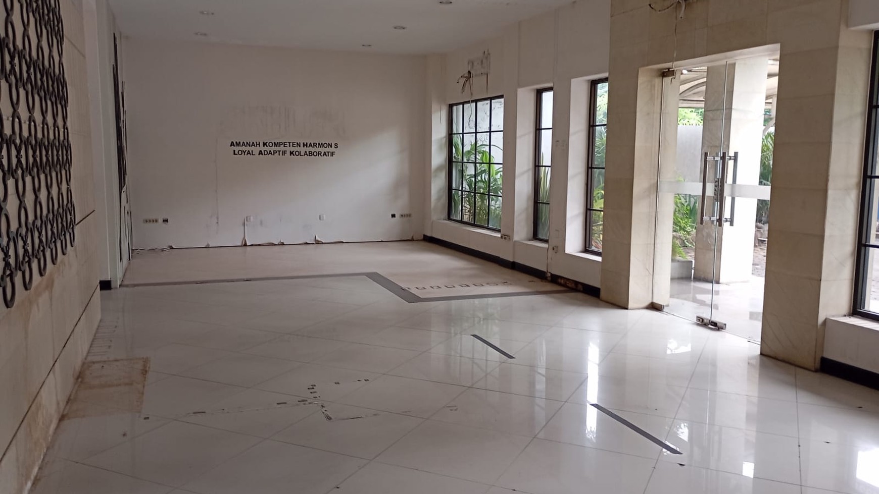 DISEWAKAN RUMAH UNTUK USAHA  Jalan Diponegoro Surabaya