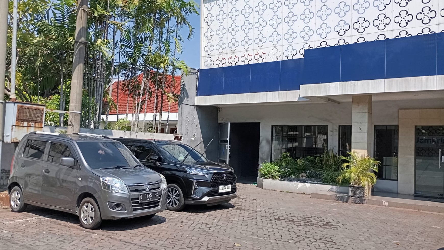 DISEWAKAN RUMAH UNTUK USAHA  Jalan Diponegoro Surabaya